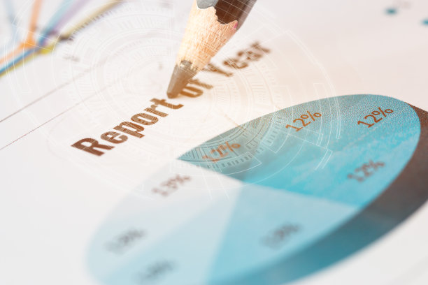 每年的报告。商人检查文件图表图表显示报告结果为成功的工作业务和分析财务图表统计报告或市场研究计划。图片下载