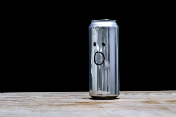 Wonder惊讶震惊。画在空铝罐上。表情符号的概念不是一种活生生的情感。它以黑色为背景，放在木架子上。图片下载