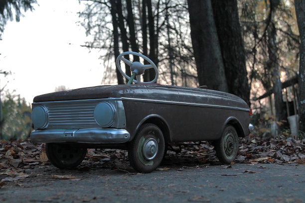 古董复古生锈的儿童脚踏车。站在公园的街道上图片下载