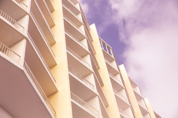 白色和黄色的建筑图片下载