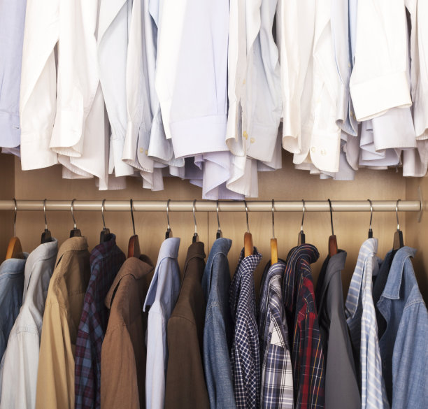 美丽的家庭主妇收藏衣柜图片下载