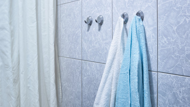 干净的毛巾挂在钩子上图片下载