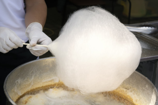 在外面一辆特制的车里煮棉花糖。图片下载