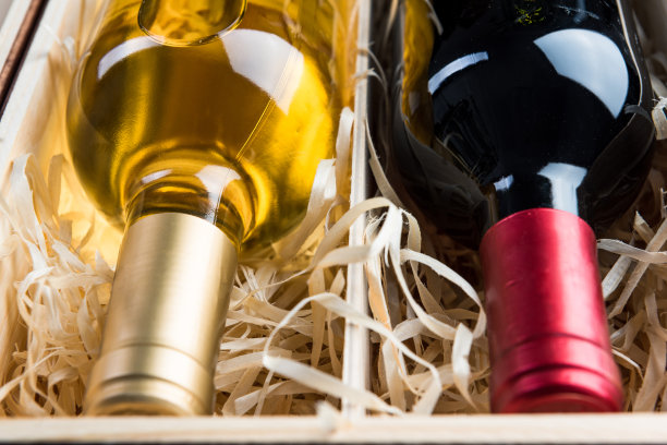 近距离观看在木制古董盒酒瓶图片下载