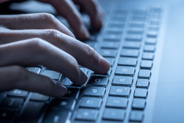 手在笔记本电脑的键盘上打字，特写图片图片下载