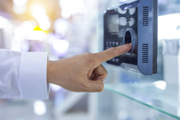 在机器上扫描手指。图片下载