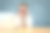 快乐的小女孩正坐在桌旁，拿着她的灰色笔记本电脑和一部智能手机，孤立在灰色的背景中。图片下载