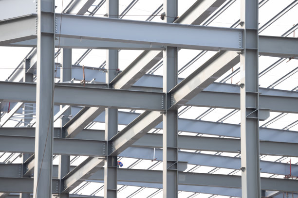 钢结构安装在白色背景上。facotory建筑制造。图片下载