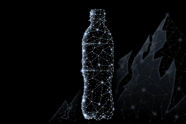 抽象多边形灯设计的瓶子与干净的矿泉水。图片下载