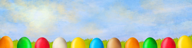 五彩缤纷的复活节彩蛋在晴朗多云的天空。复活节的背景。复活节快乐横幅。背景。图片下载
