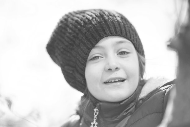 一个小女孩在春天散步的肖像图片下载