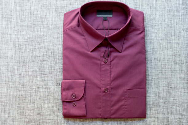 灰色背景的深紫色新衬衫图片下载