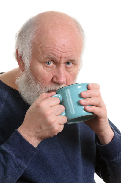 老人从马克杯喝，孤立在白色图片下载
