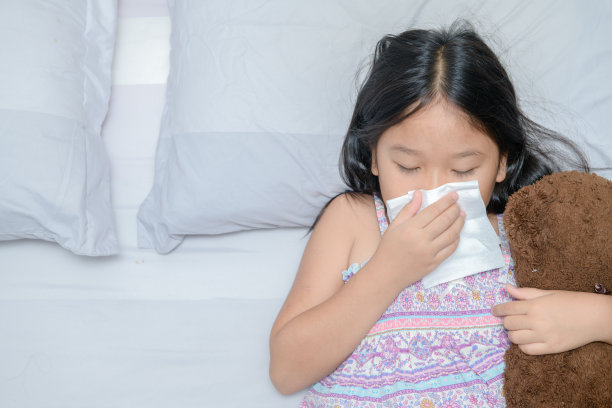 亚洲女孩用纸巾擤鼻子图片下载