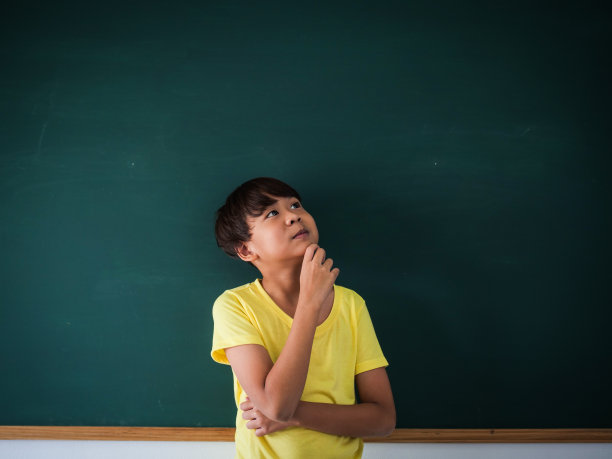 描绘教室里的亚洲男孩图片下载