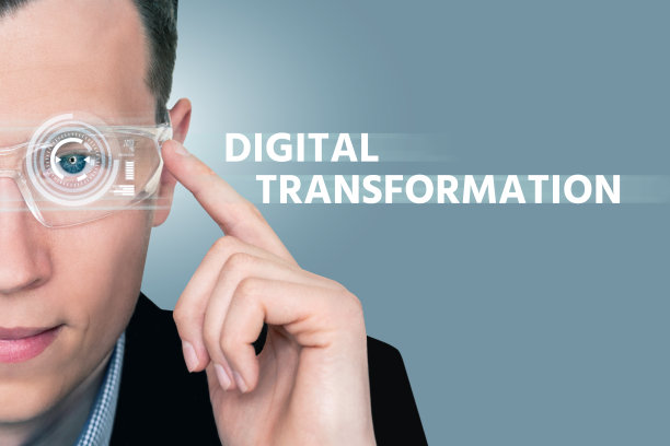 一个戴着增强现实眼镜的男人图片下载