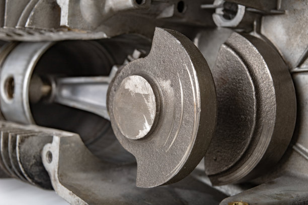 四冲程汽油机。单缸内燃机的内部结构黑暗的背景。图片下载