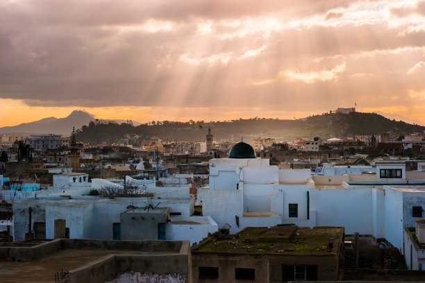 黎明时分突尼斯的地平线。素材图片