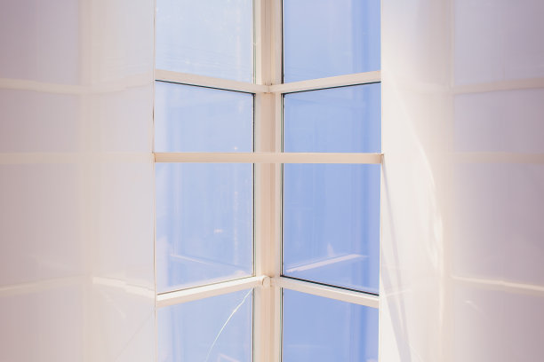 一个现代的开放天窗折边窗在一个阁楼房间对着蓝色的天空。图片下载