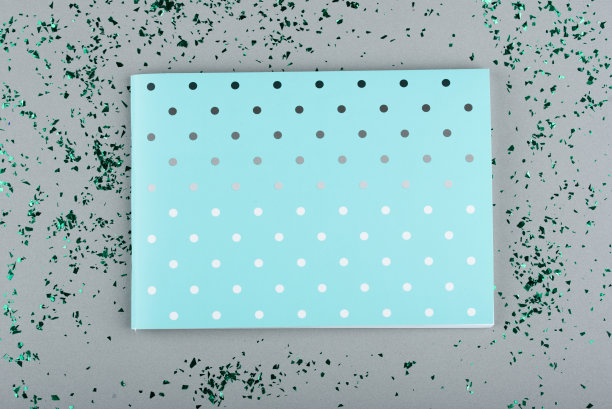 薄荷色记事本在灰色背景与绿色闪烁图片下载