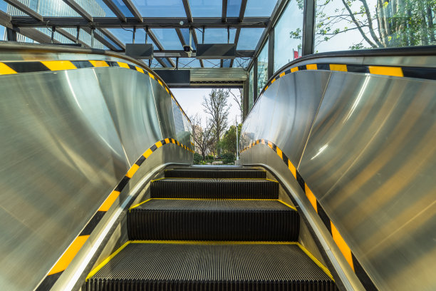 中国上海地铁站的自动扶梯图片下载