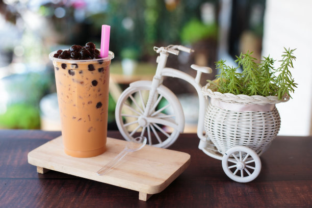 外带杯里的冰泡奶茶素材图片