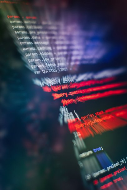 HTML5在网站开发编辑器。网站HTML代码在笔记本电脑上显示特写照片。图片下载