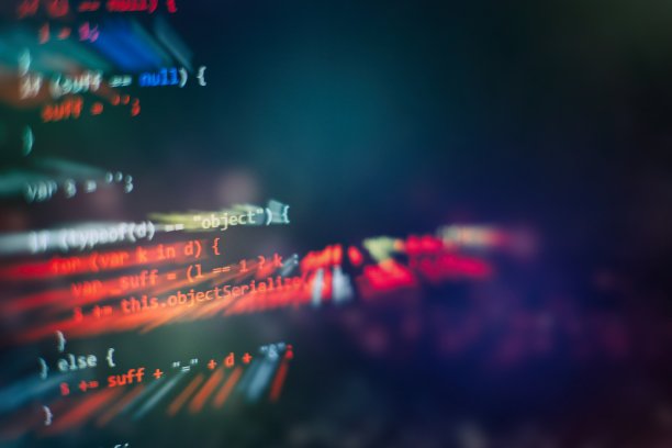 HTML5在网站开发编辑器。网站HTML代码在笔记本电脑上显示特写照片。图片下载