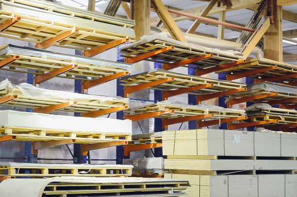 用于支持家具制造商的刨花板或刨花板材料仓库。生产的房间。图片下载