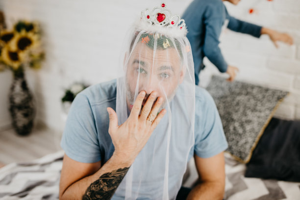 父亲和女儿一起度过美好的家庭时光图片下载