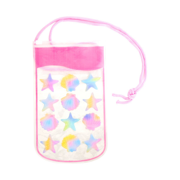 防水的情况下或小袋的手机与水滴隔离在白色的背景，裁剪路径。粉色彩色PVC拉链锁袋保护智能手机。泰国泼水节。图片下载