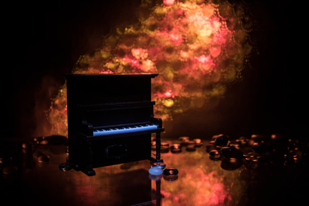 创造性的概念。艺术品装饰与钢琴在暗色调雾背景与光。图片下载