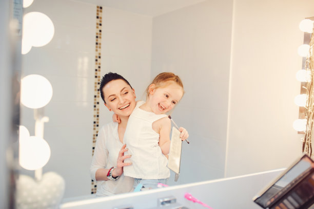 可爱的一家人在浴室里玩耍图片下载