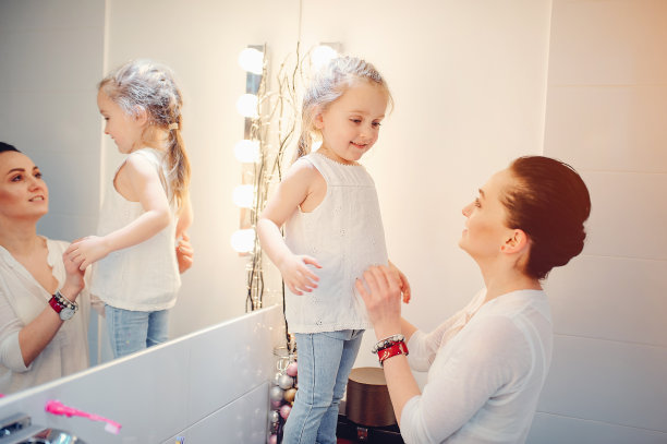 可爱的一家人在浴室里玩得很开心图片下载