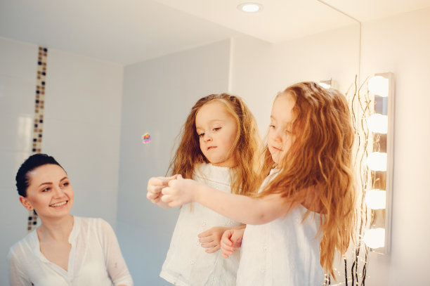 可爱的一家人在浴室里玩耍图片下载