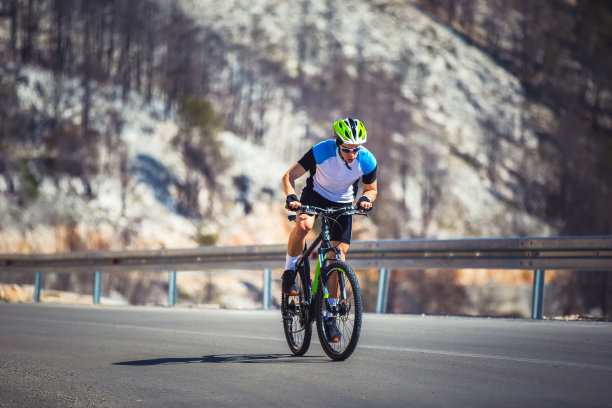 男人在路上骑山地车。运动和积极的生活理念。图片下载