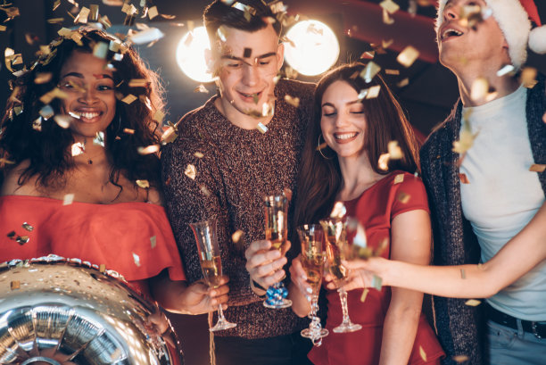 满足和快乐。朋友们喝酒聚会的照片图片下载