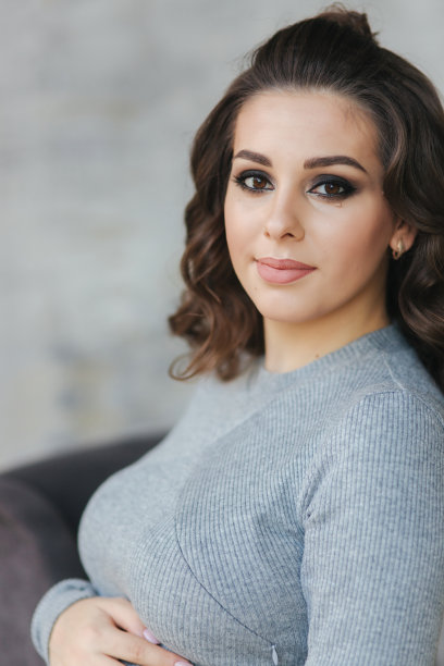 美丽的近距离肖像优雅的孕妇。时尚孕妇模特迷人的发型和妆容图片下载