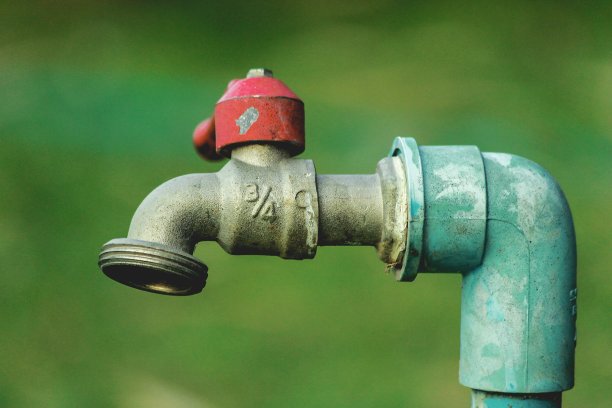 一个孤独的水龙头图片下载