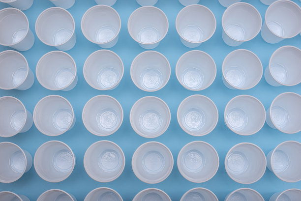 一次性白色塑料空杯图片下载