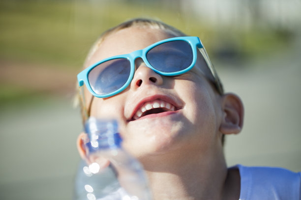 帅气的小男孩戴着时髦的太阳镜图片下载