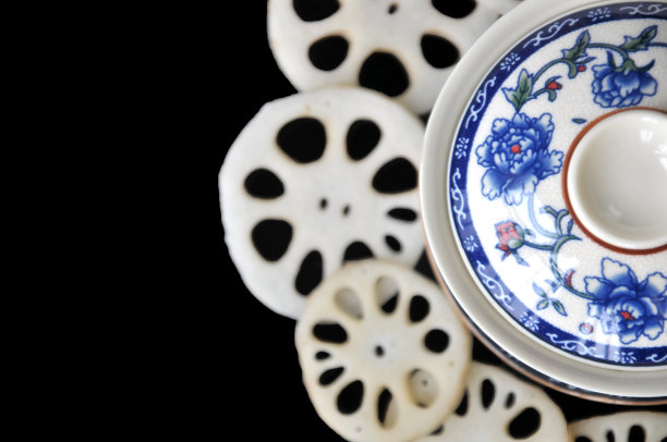 莲藕切成薄片和中国传统风格的茶碗盖图片下载