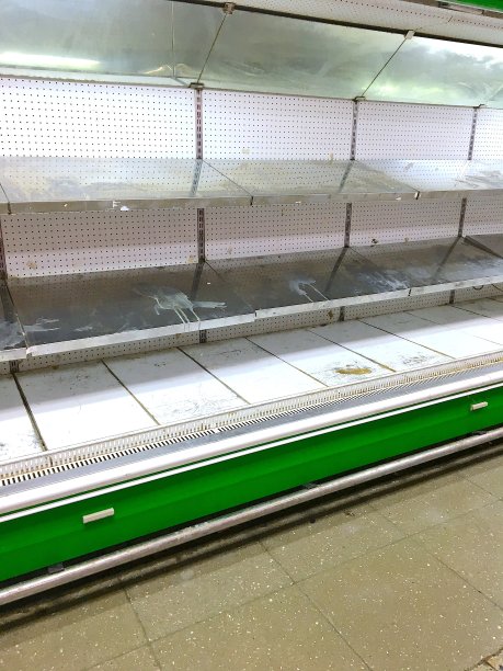 清空又旧又脏的超市货架图片下载