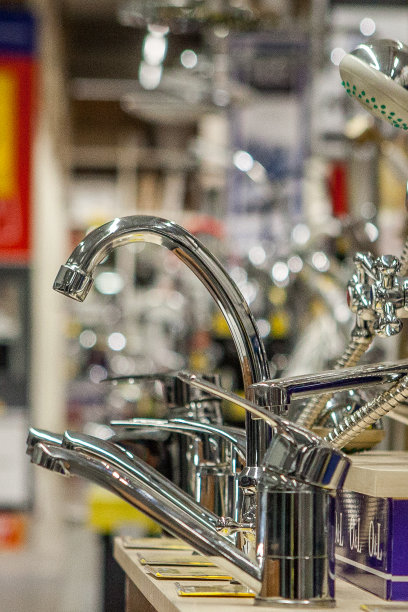 商店里的橱窗，厨房和浴室的水龙头图片下载