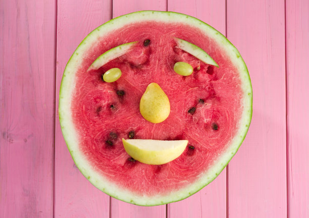 一个笑脸从切好的西瓜和各种水果。图片下载