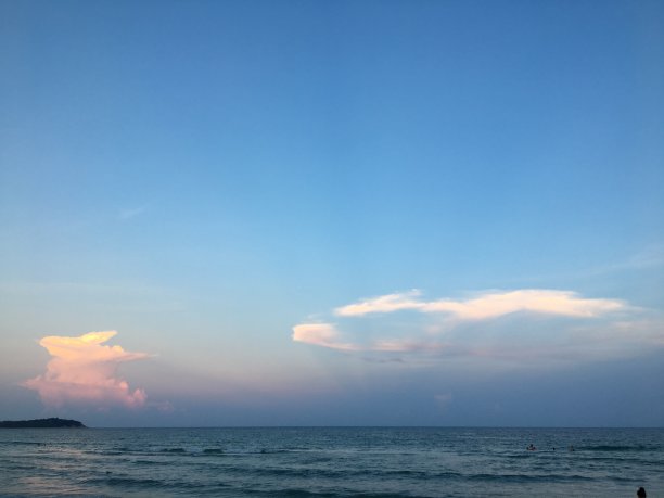 天空沙滩，夏日黄昏的光线图片下载