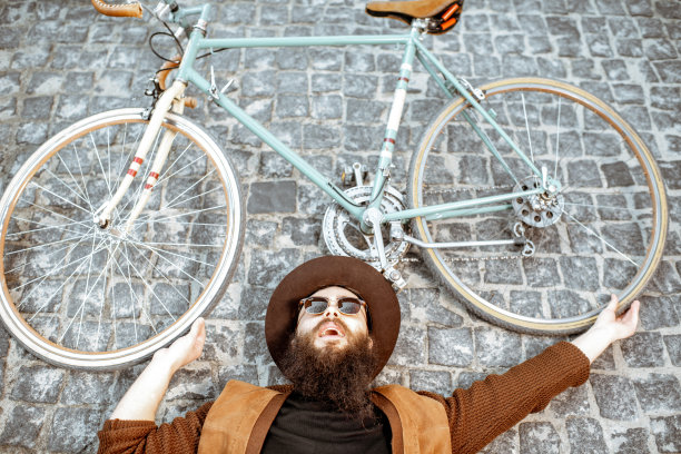 穿着复古自行车的时尚男士图片下载