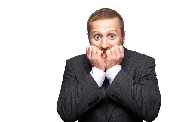 近距离拍摄紧张英俊的商人与胡子在黑色西装站，咬他的指甲，看着镜头与担心的脸。图片下载