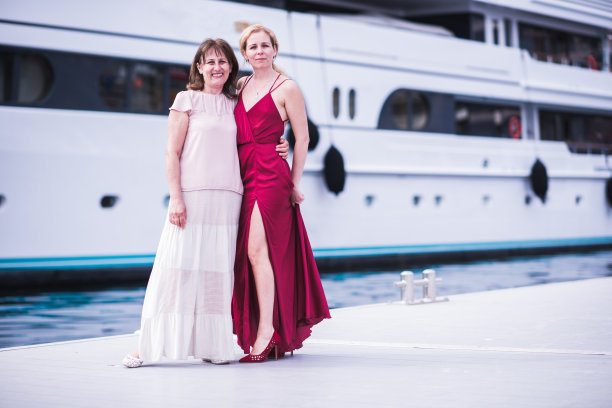 妈妈和约会对象在公园。图片下载