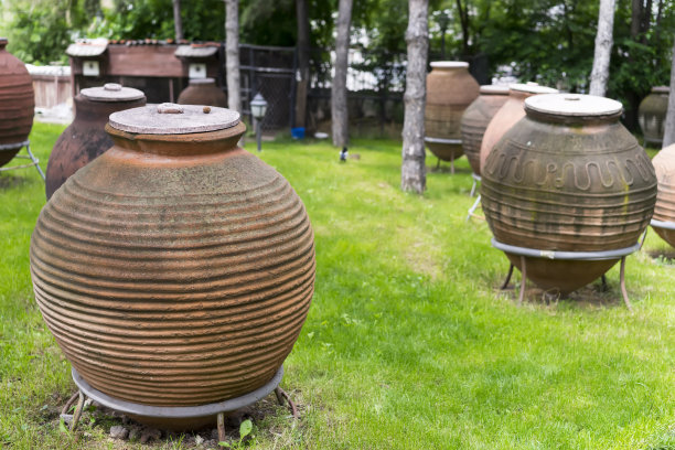 花园里的大旧陶罐图片下载